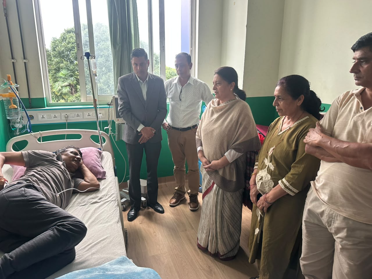 ओलीको ‘हप्कीदप्की’पछि गुण्डुमै ढलेका जेएनलाई भेट्न वीर अस्पताल पुगिन् पूर्वराष्ट्रपति भण्डारी