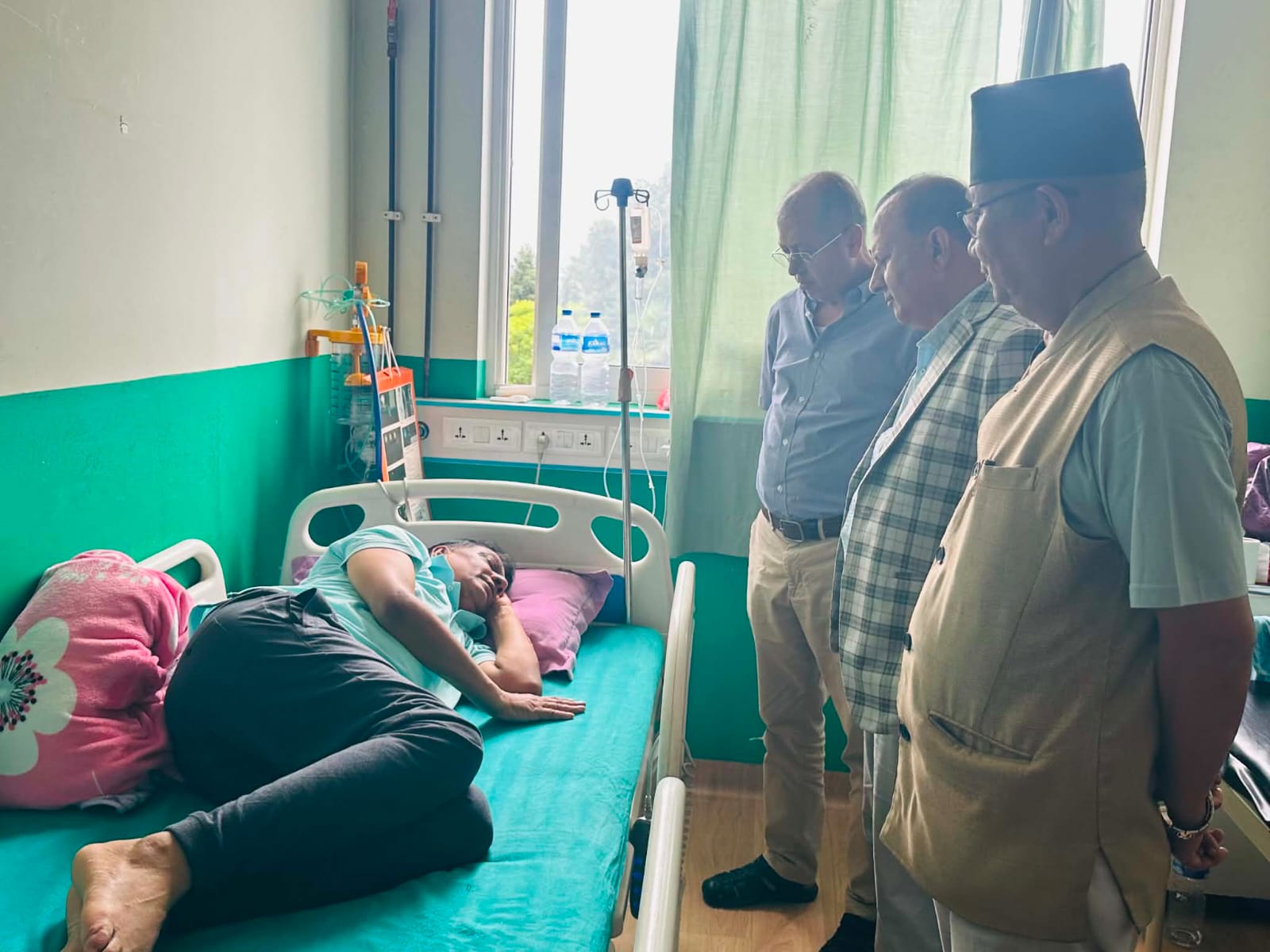 जेएनको स्वास्थ्य बुझ्न वीर अस्पताल पुगे एमाले महासचिव पोखरेल