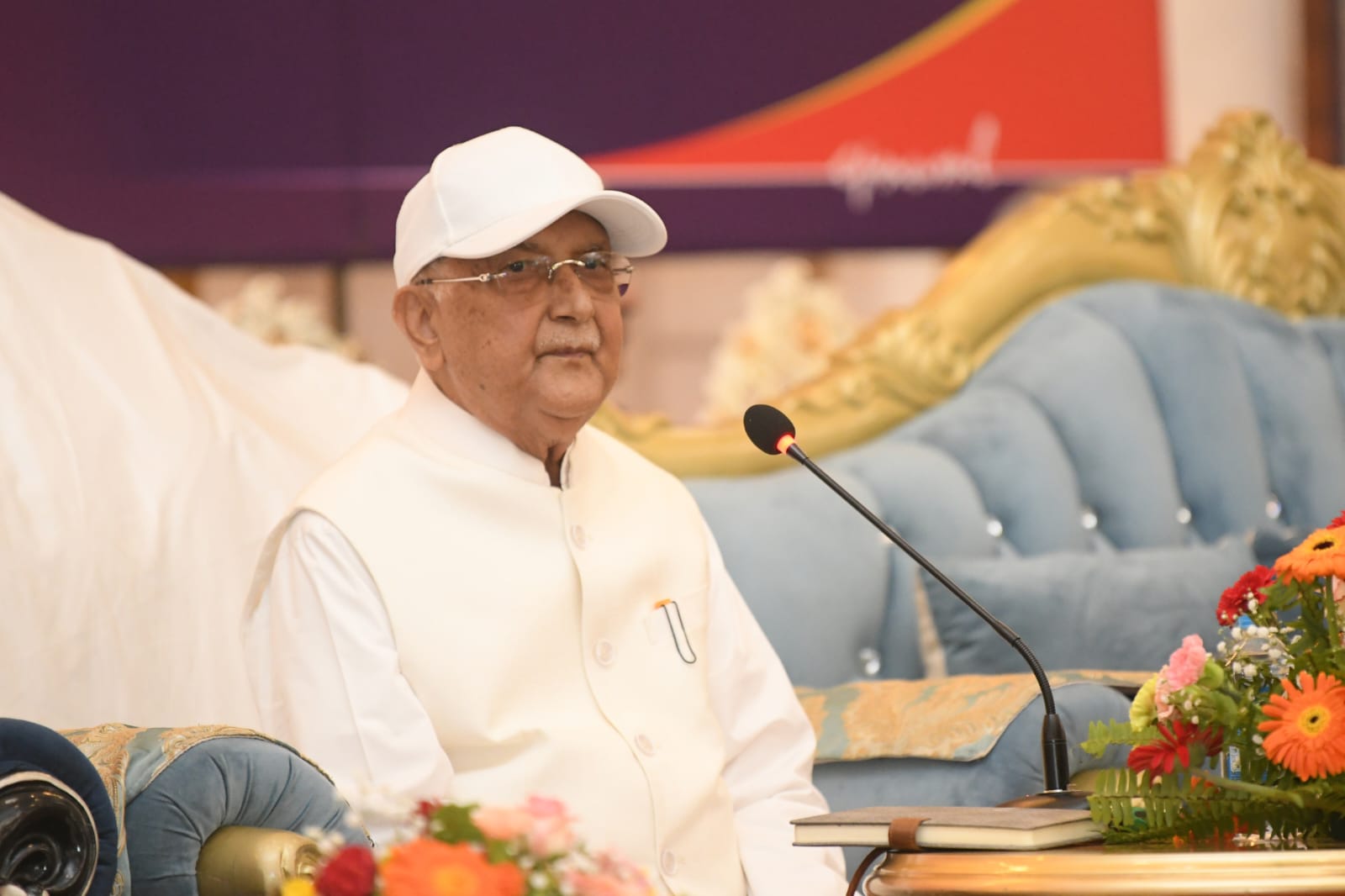 एमाले नेतालाई ओलीको प्रश्न– मिडियामा गएर अध्यक्ष हटाउनुपर्छ भन्ने? को न्यायाधीश?