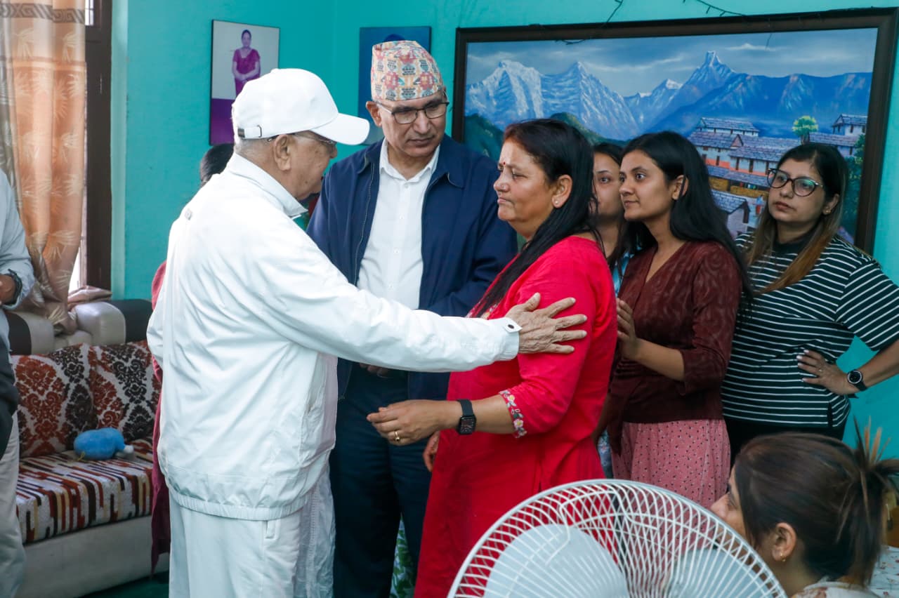 केपी ओलीले दिवंगत विजय पौडेलको निवासमा पुगेर परिवारजनमा समवेदना व्यक्त गरे