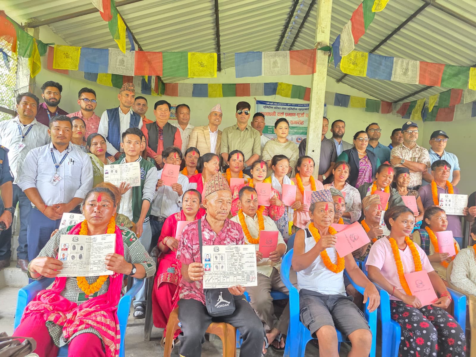 चितवन, झापा र रुपन्देहीका ५७ परिवारले पाए लालपुर्जा