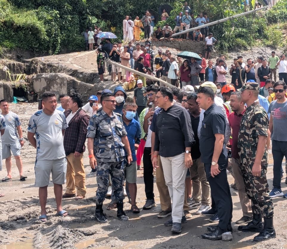 बाढी प्रभावित क्षेत्र पुगेर अर्थमन्त्रीको ढाडस, 'ढुक्क हुनुहोस्, स्रोतको अभाव हुन दिनेछैनौँ'