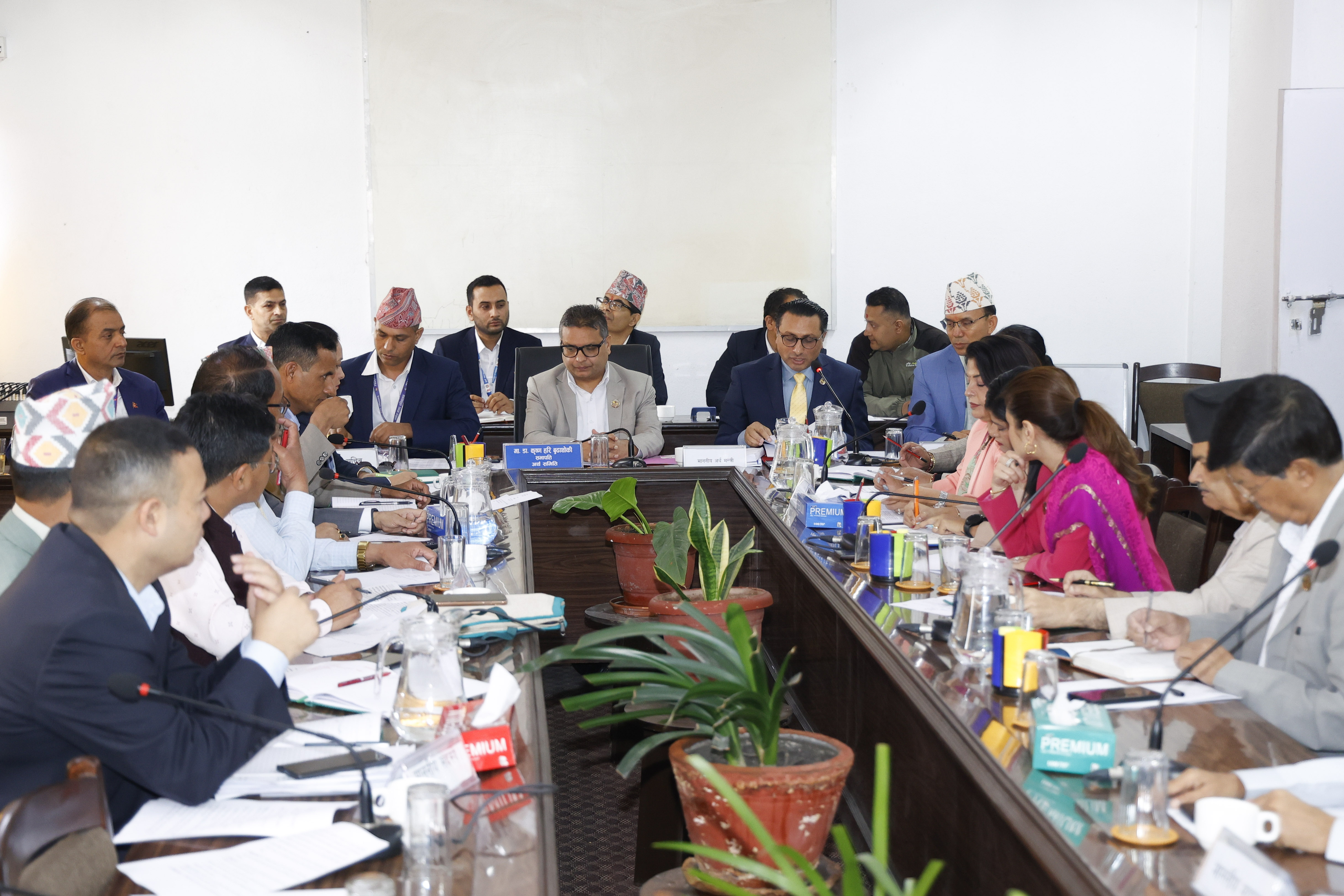 धितोपत्र बोर्डबाट ब्रिफिङ लिँदै अर्थ समिति