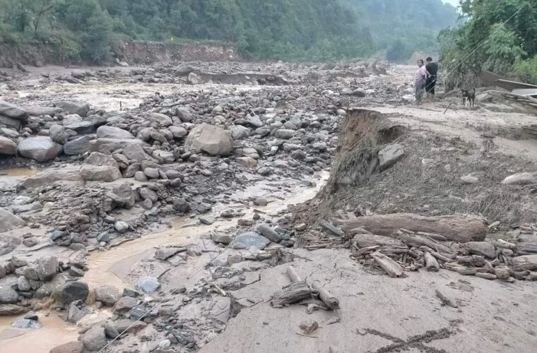 ६ ठाउँमा राजमार्ग अवरुद्ध, चार ठाउँमा एकतर्फी यातायात सञ्चालन