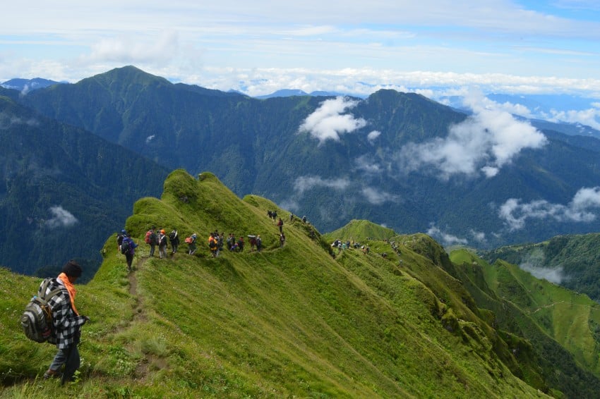 बडीमालिका दर्शन गरेर फर्किदै गरेका तीर्थयात्रीको भीरबाट लडेर मृत्यु