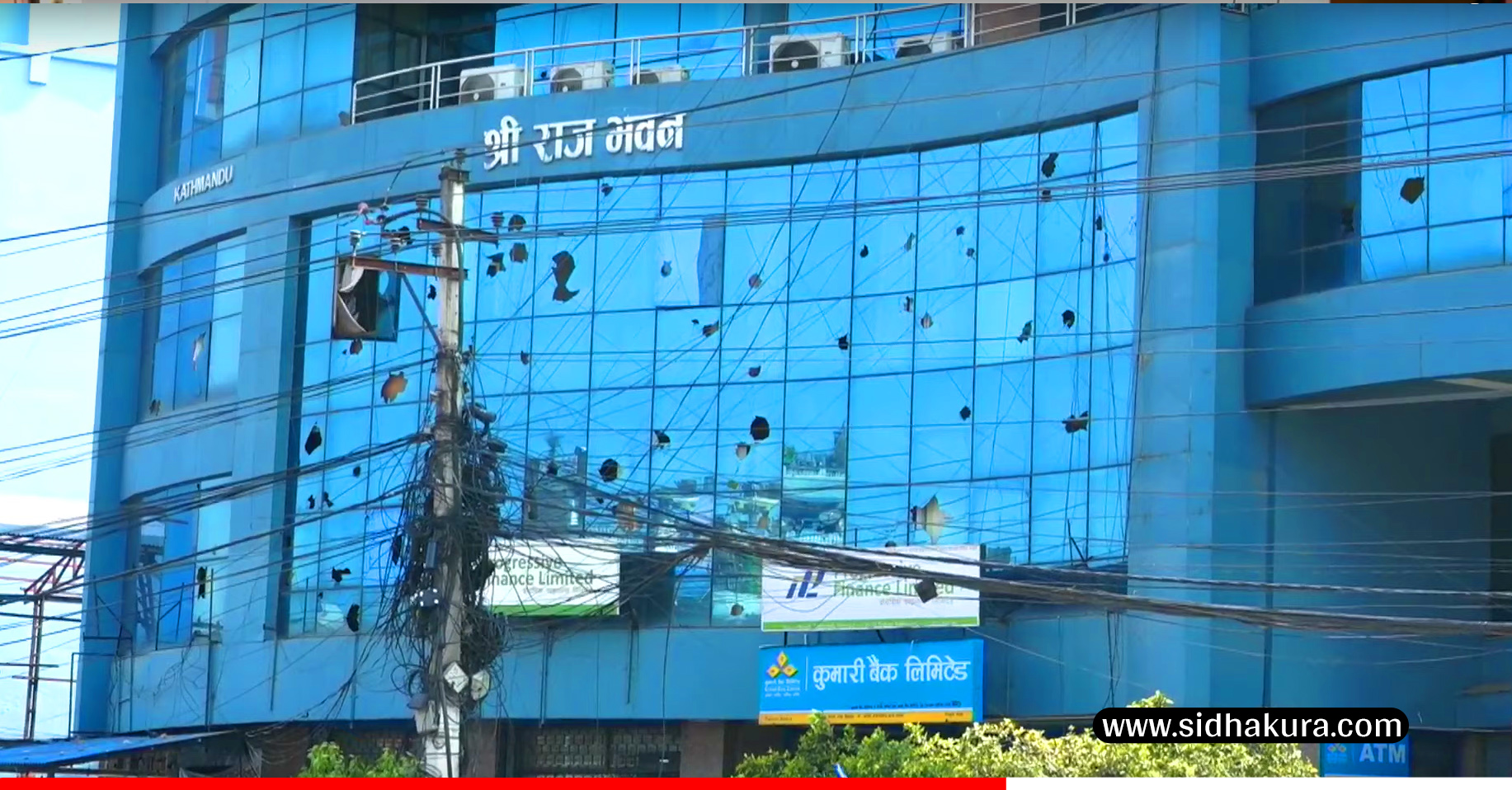 व्यक्तिका घरबाट प्रहरीले अश्रुग्यास हानेको भन्दै तीन घर तोडफोड