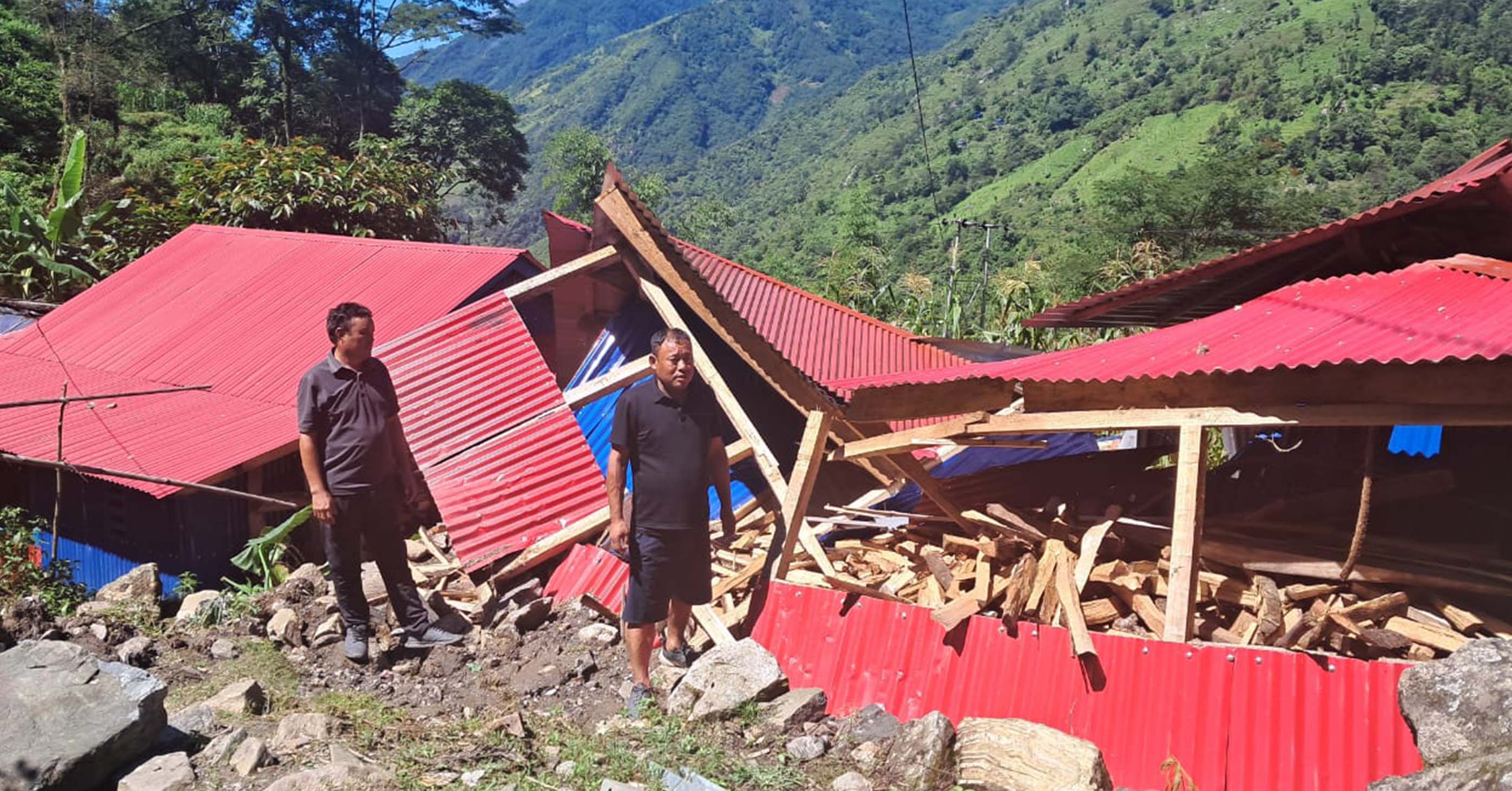 भोटखोलामा पहिरोले पाँच परिवार विस्थापित