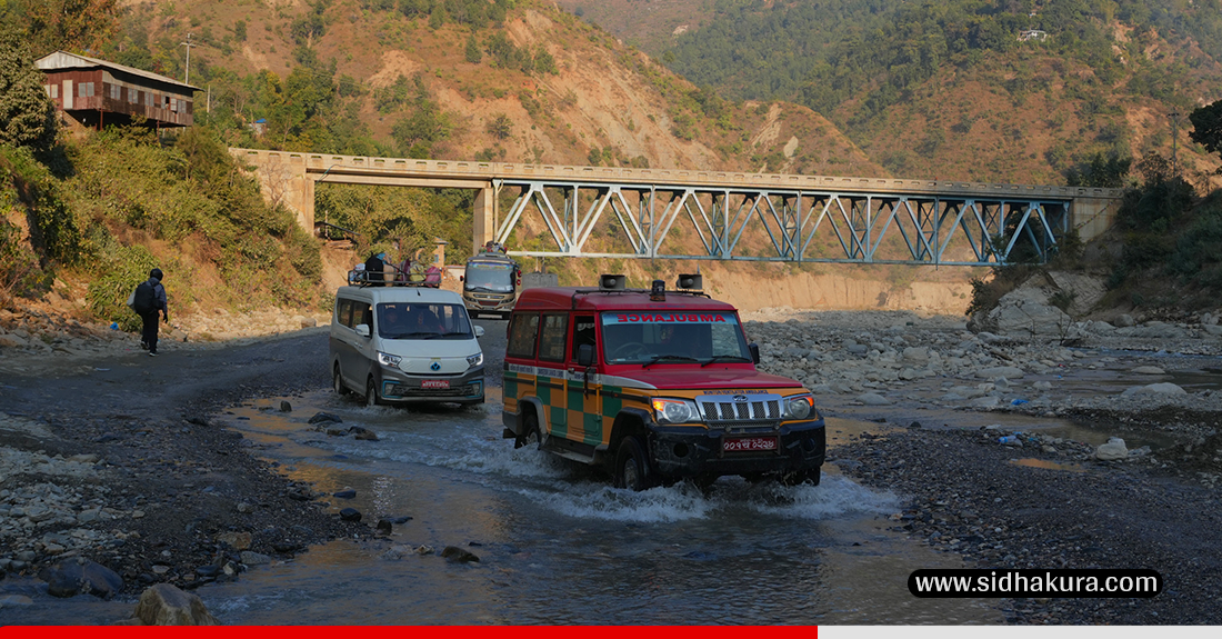 खोला भित्रबाटै डाइभर्सन निर्माण गरेर अवरुद्ध बिपी राजमार्ग संचालन