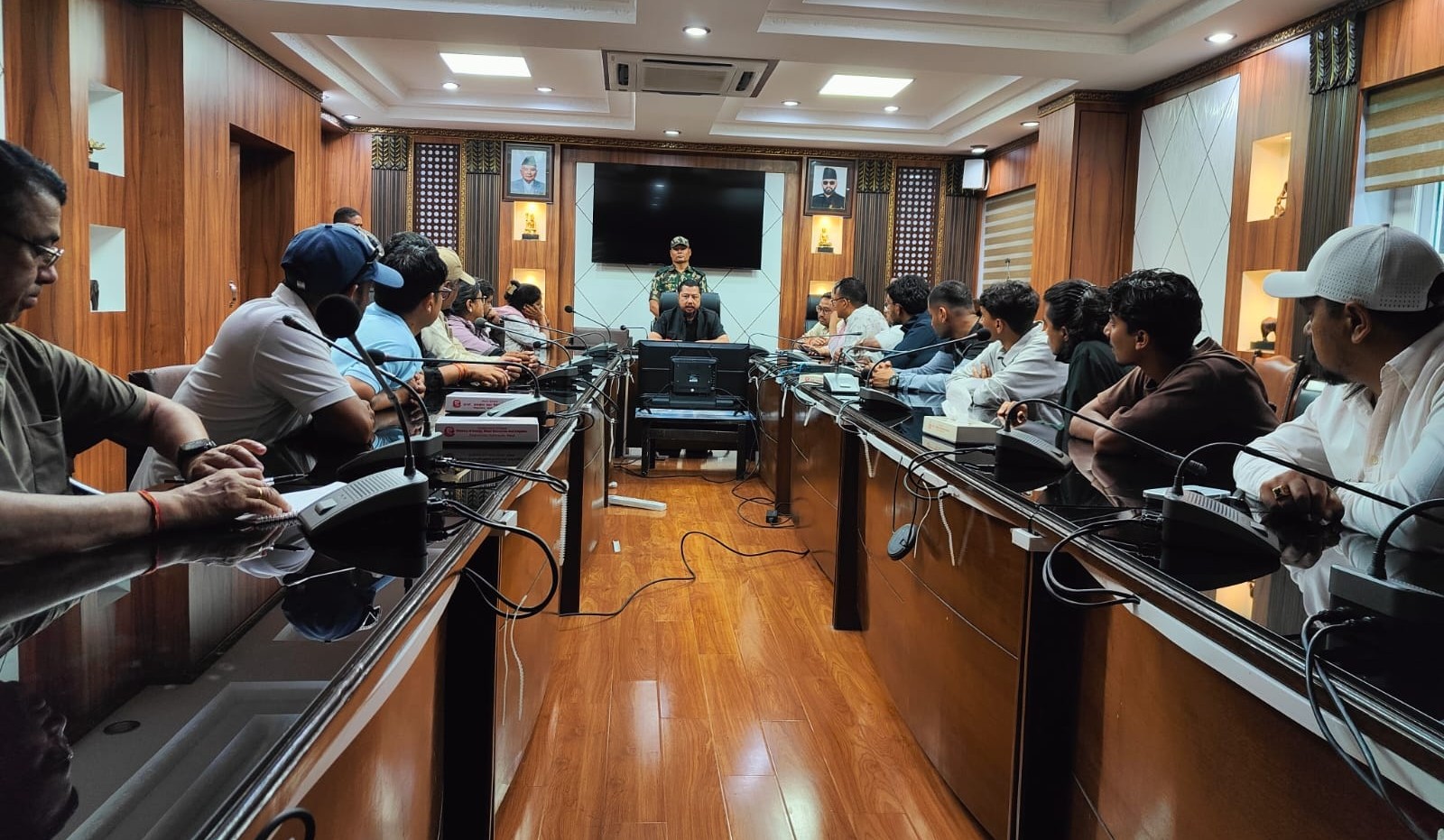 टनेलमा फसेकाहरुको परिवारलाई ऊर्जामन्त्री श्रेष्ठले भने: आजै साँझसम्म टनेलभित्र जानसक्ने प्रयास छ