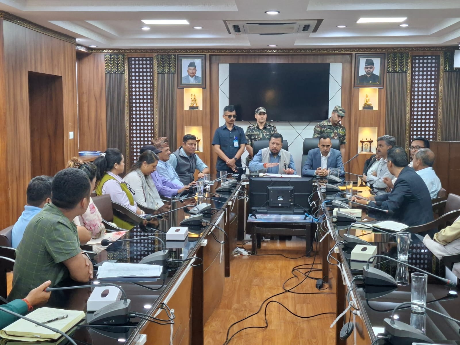 टनेलमा फसेकाहरुको पीडित परिवारलाई ऊर्जामन्त्री श्रेष्ठले भने, 'सरकार तपाईहरुसँगै छ'