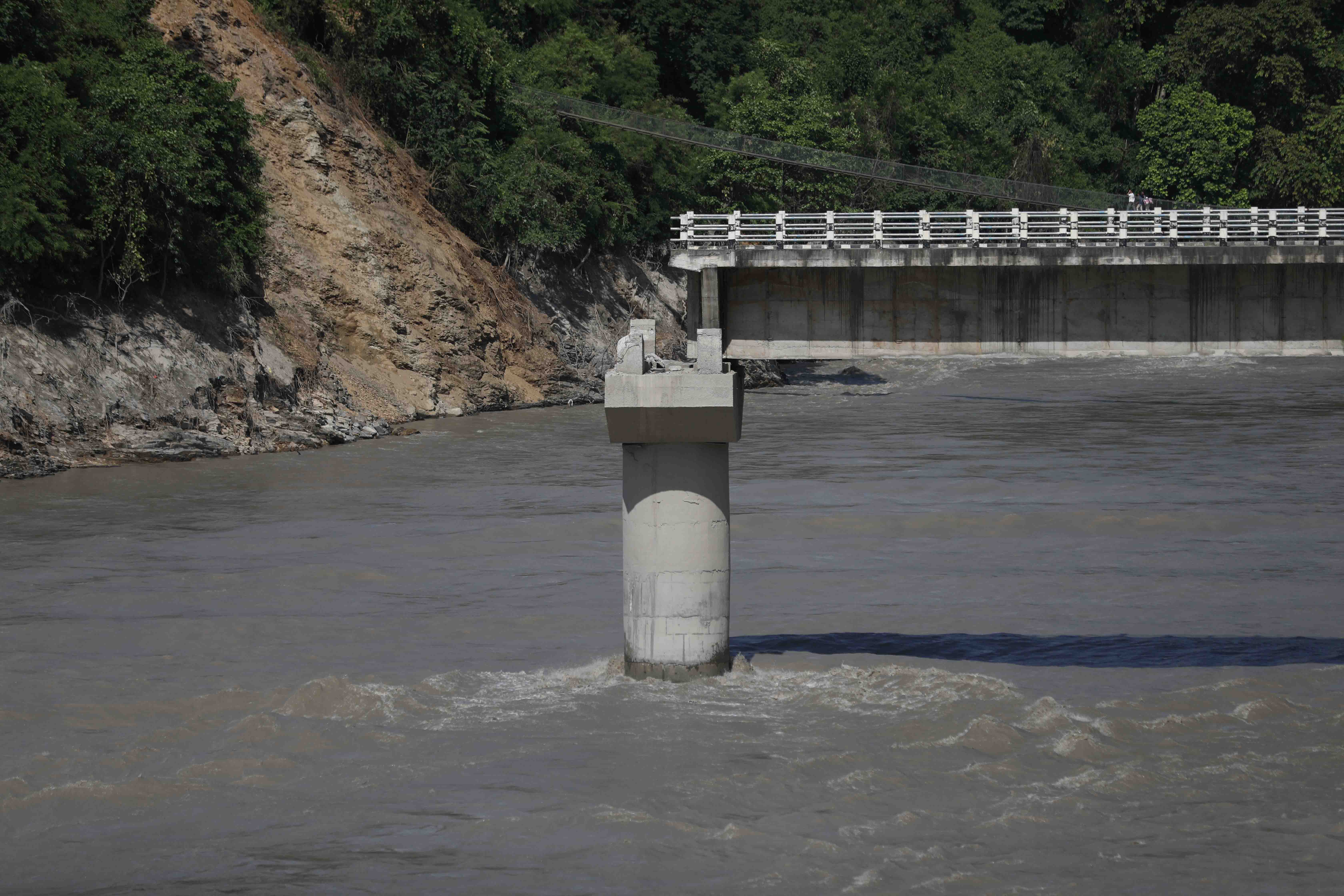 भोटेकोशी हुँदै त्रिशुलीमा आएको बाढीले क्षति पुर्‍याएको नुवाकोट र धादिङका पक्की पुल