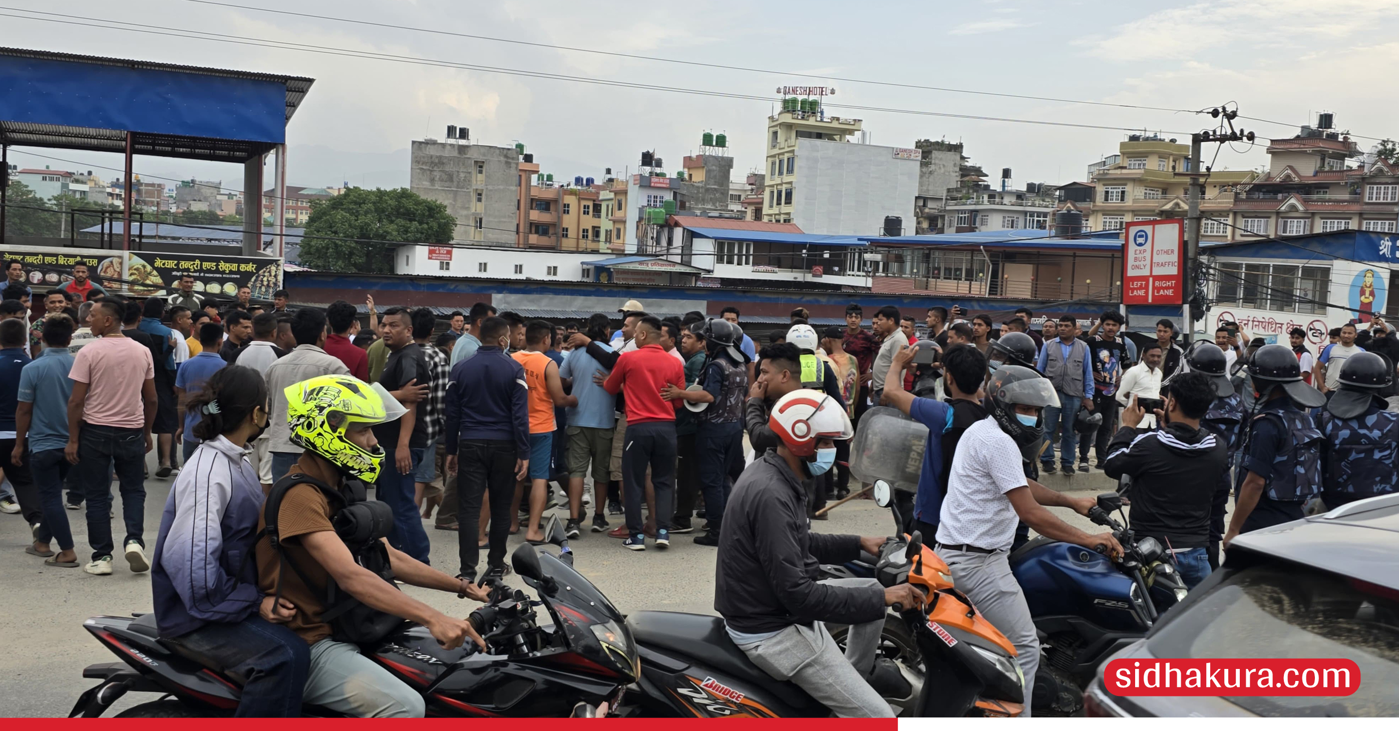 यात्रु बोक्ने सार्वजनिक बसलाई व्यवसायीले रोक्न खोजेपछि... (तस्विरहरु)