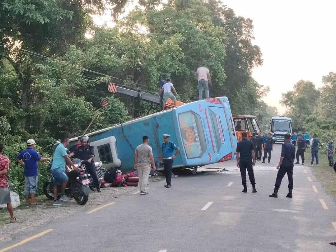 काठमाडौंबाट दाङ जाँदै गरेको बस कपिलवस्तुमा दुर्घटना