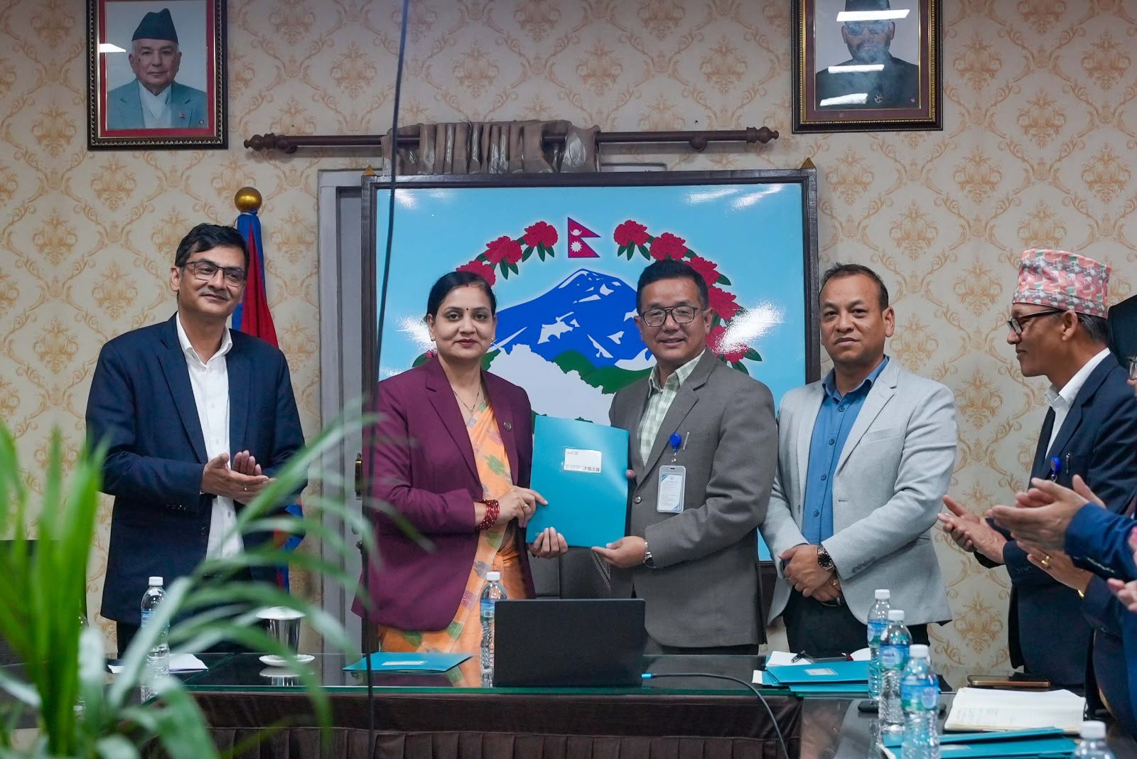 मन्त्री मेहताद्वारा छ स्वास्थ्य विज्ञान प्रतिष्ठानका उपकुलपतिसँग कार्यसम्पादन सम्झौता