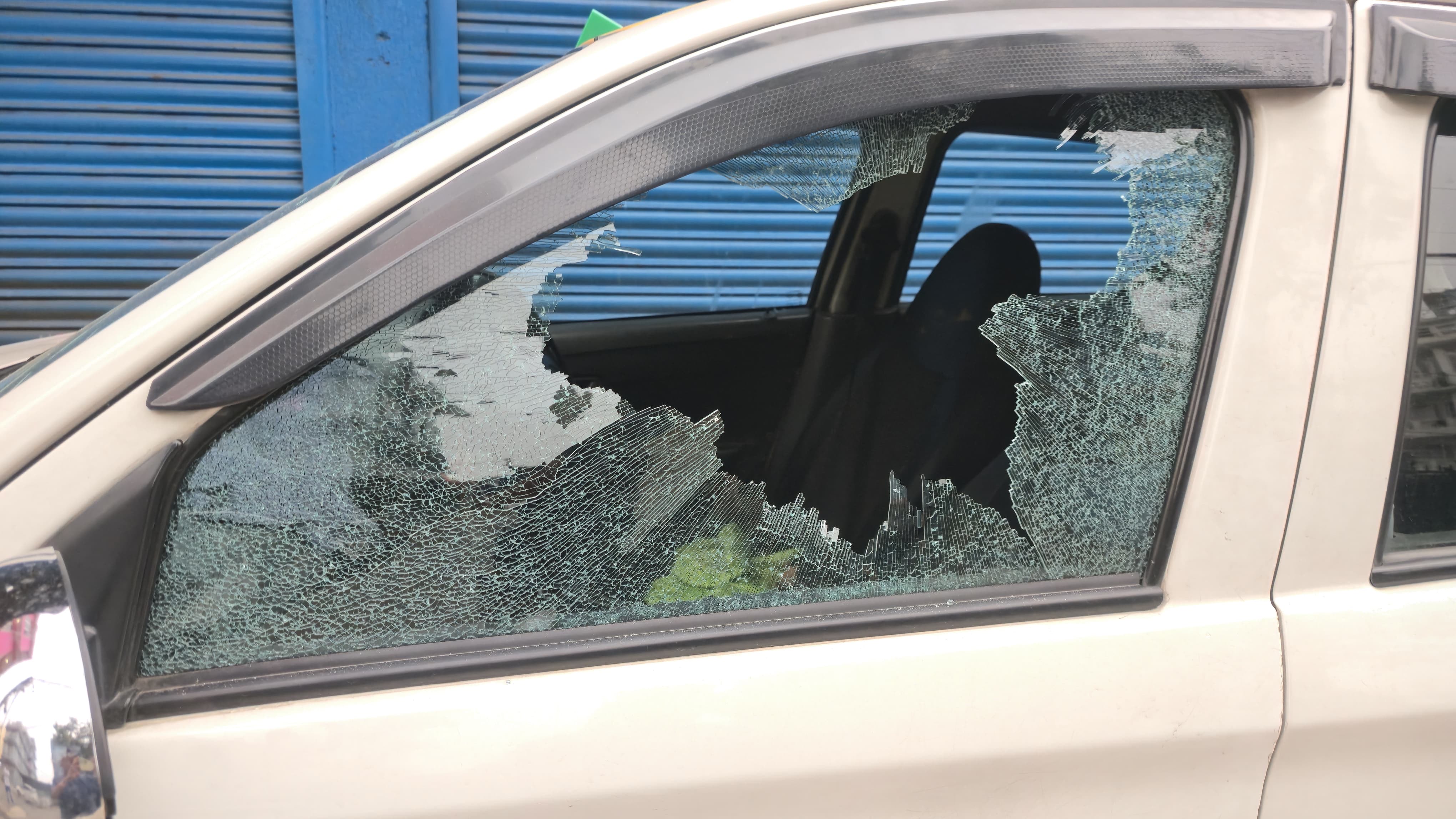 प्रचण्डको नाम लिँदै मापसे गरेका एक व्यक्तिले गरे ८ वटा गाडी तोडफोड