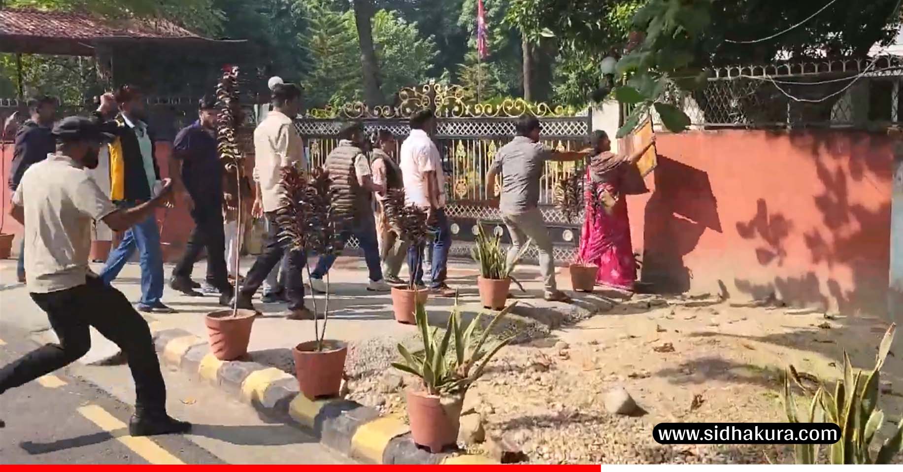 मुख्यमन्त्री नियुक्ति विवादले तनावग्रस्त जनकपुरधामः सरकारी भवनमा तोडफोड, सडकमा टायर बालेर प्रदर्शन