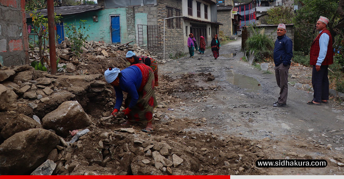 सडक विस्तार गर्न  स्वस्फूर्त रुपमा सडकपेटीका टहरा भत्काउन थाले दरवाङवासी