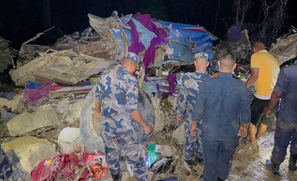 ट्रकले ठक्कर दिंदा राेल्पा जाँदै गरेका बस दाउन्नेको भिरबाट खस्यो, ३ जनाको मृत्यु