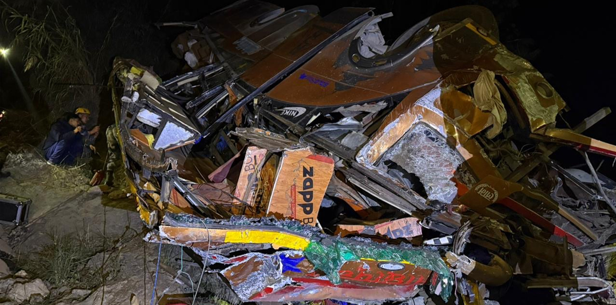 धादिङमा बस दुर्घटना: १८ जनाको मृत्यु , २४ जना घाइते