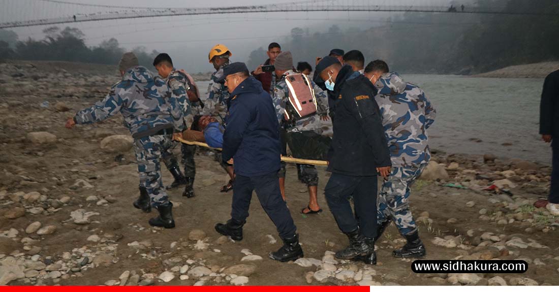 बसभित्र च्यापिएका घाइतेको पाँच घण्टापछि जीवितै उद्धार