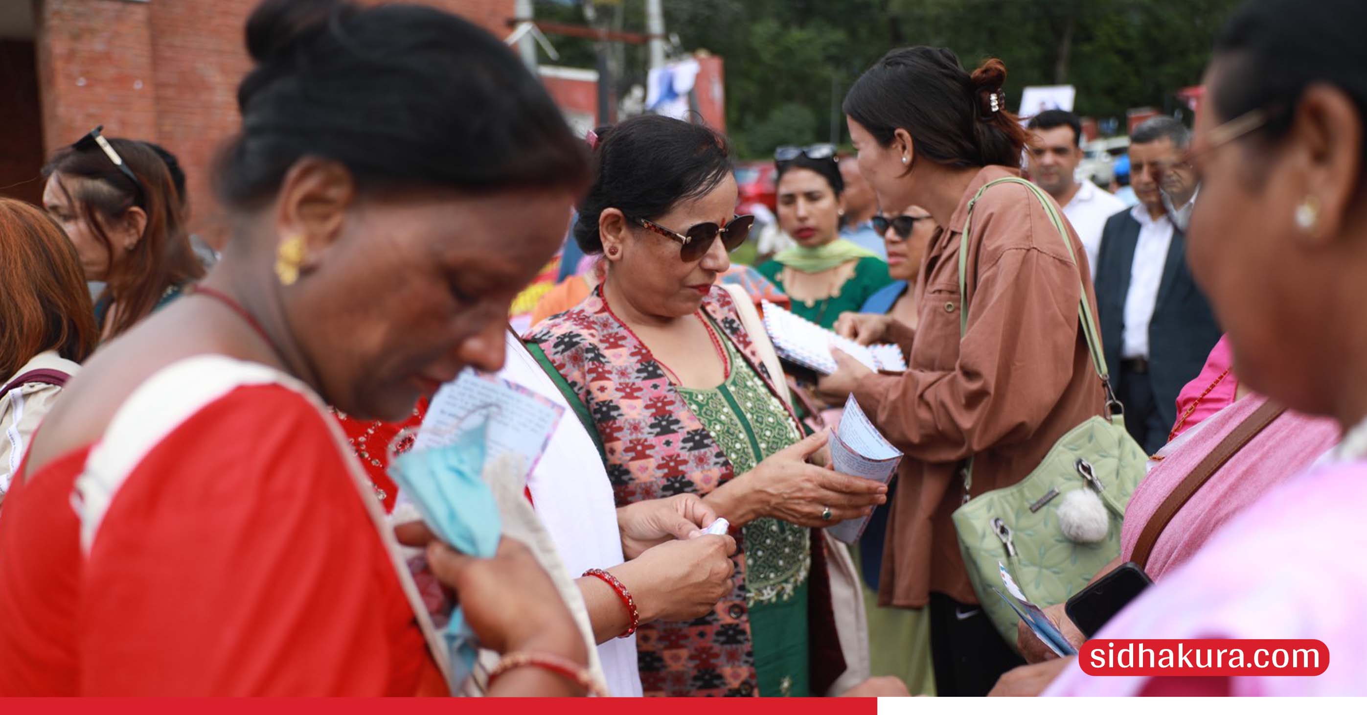 एमालेको महाधिवेशन स्थलमा खाममा हालेर विद्याको चिठ्ठी बाँडिदै(तस्बिरहरु)
