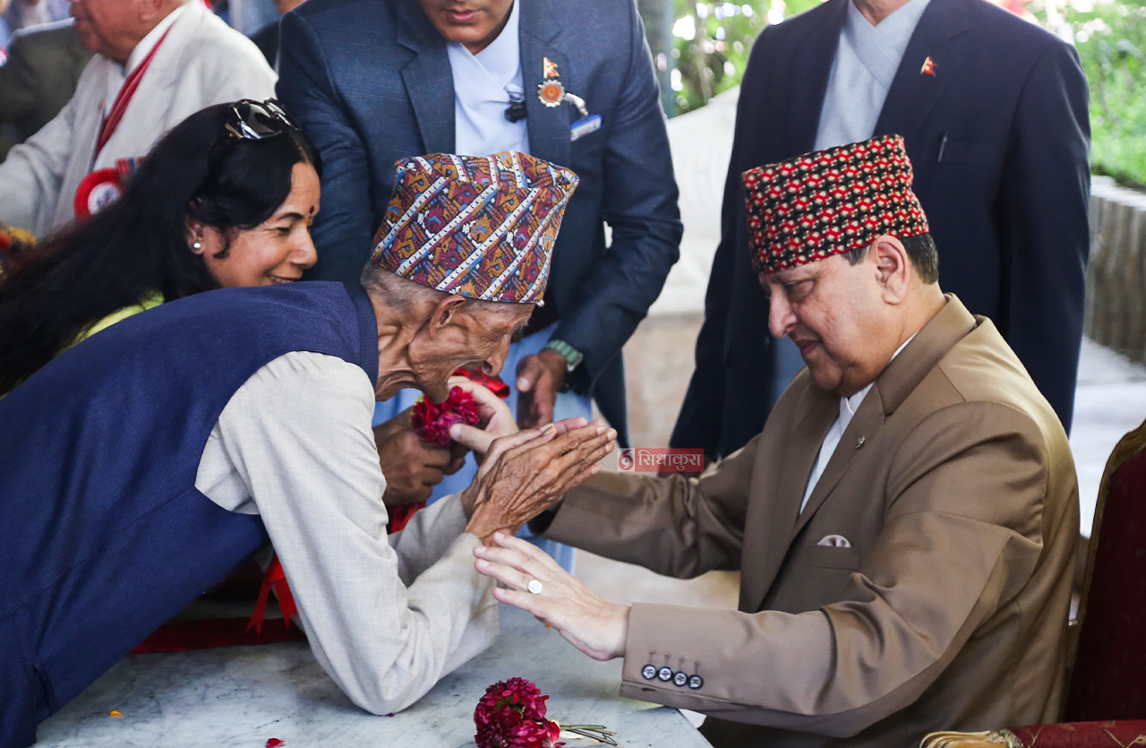 जन्मदिनमा शुभकामना दिन पुगेका सर्वसाधारण भेट्दै पूर्वराजा ज्ञानेन्द्र (तस्बिरहरु)