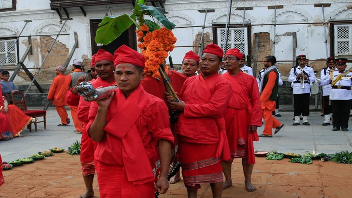 आज घर घरमा फूलपाती भित्र्याइँदै
