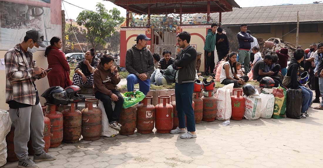 बजारमा खाना पकाउने ग्यासको अभाव, आधा सिलिन्डर ग्यास लिन लाइन