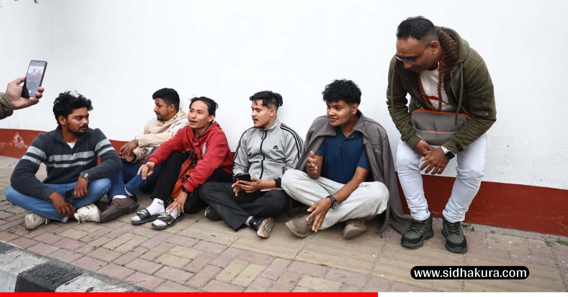 प्रधामन्त्रीले बोलाएको त्रिपक्षीय छलफलमा सहभागी हुन नपाएको भन्दै बालुवाटारमा धर्ना(तस्बिरहरु)