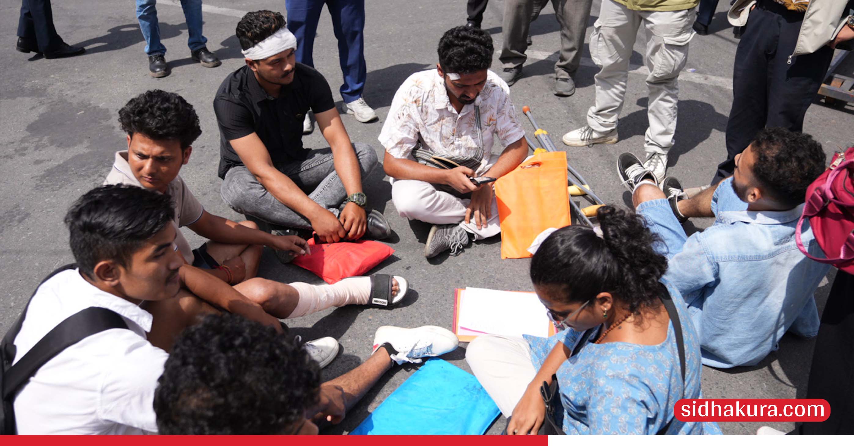 जेन्जी आन्दोलनका घाइतेहरूको सिंहदरबार गेटमा धर्ना(तस्बिरहरु)