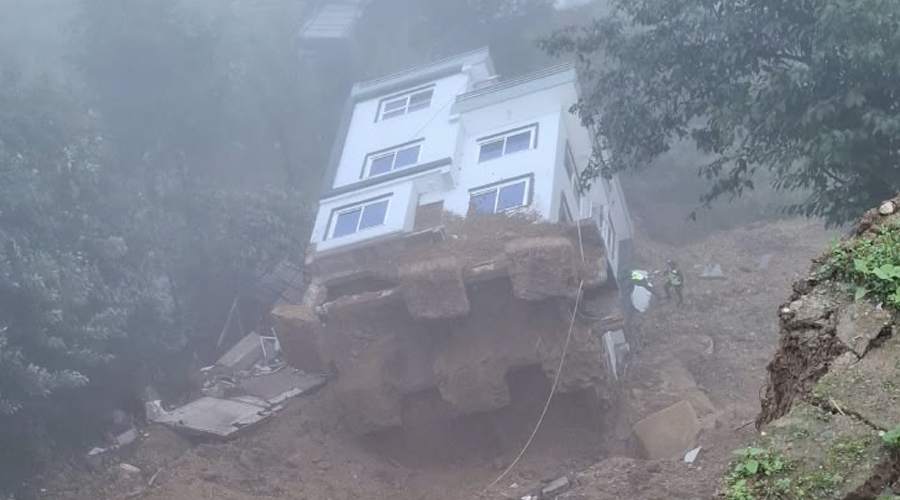 धापाखेलमा पहिरोले साढे दुईतले घर ढल्यो, खोल्सो थुनियो