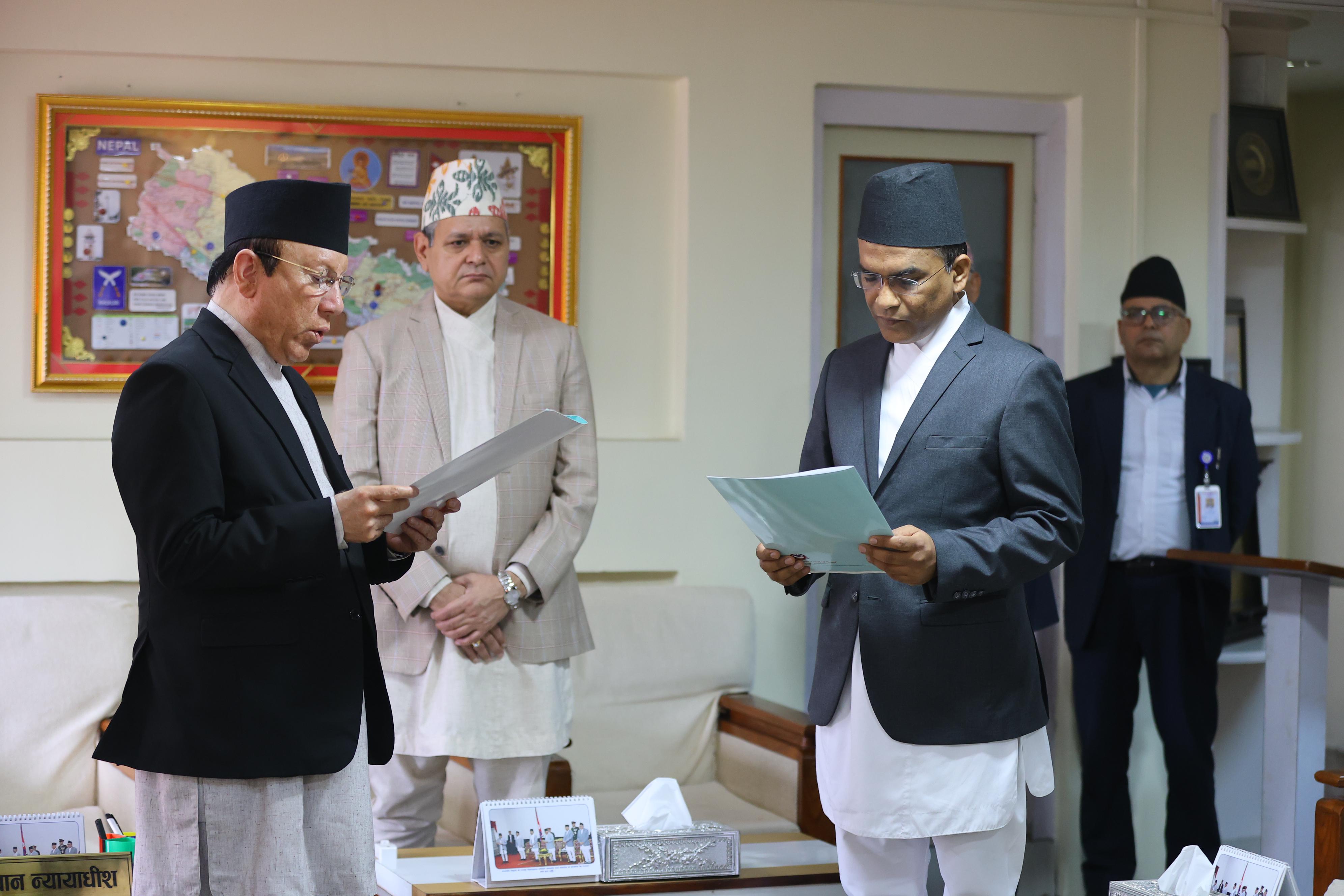 नेपाल राष्ट्र बैंकका नवनियुक्त गभर्नर डा. विश्व पौडेलले प्रधानन्यायाधीशबाट लिए शपथ