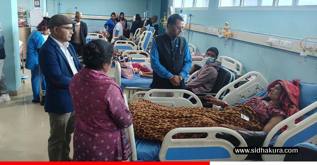 रास्वपा उम्मेदवार महताले भेटे बैतडी बस दुर्घटनाका घाइते