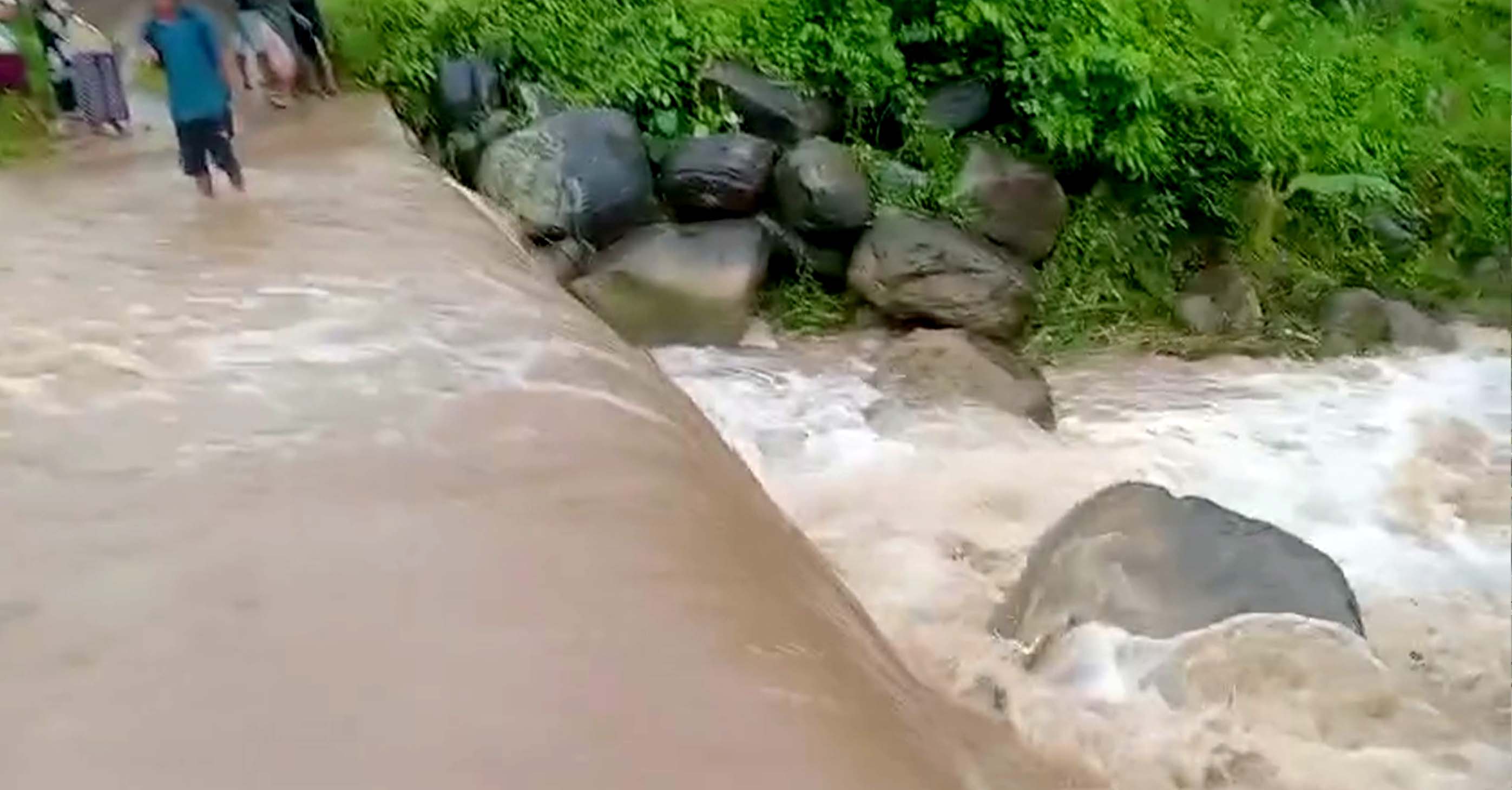अपडेटः हेटौंडामा खोलाले बगाएका १ बालिकाको मृत्यु, १ जना आफैँ खोलाबाट निस्कन सफल, २ को खोजी जारी