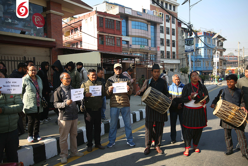हेटौंडा सडक विस्तारका पीडितहरूको माइतिघरमा बाजा सहित विरोध प्रदर्शनी (तस्बिरहरु)