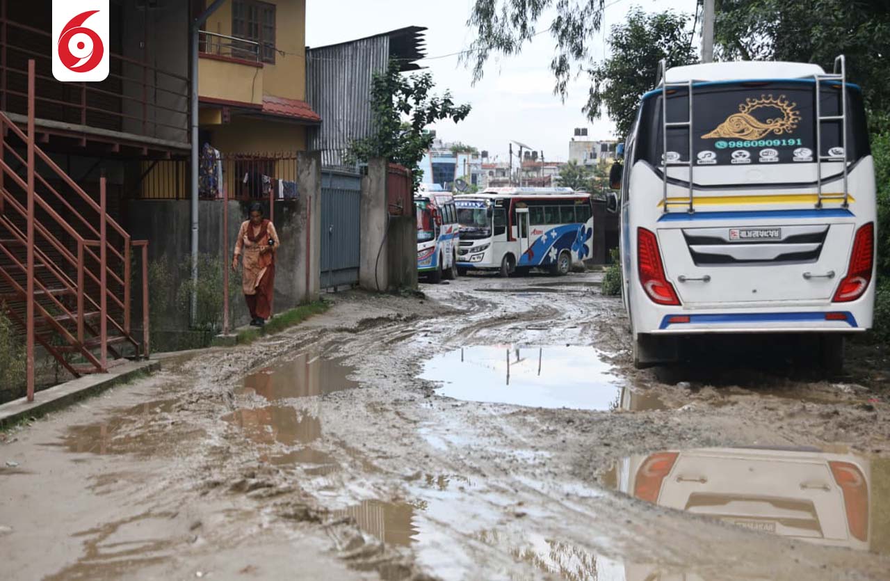 हिलाम्य सडकले यातायात कार्यालयका सेवाग्राहीलाई सास्ती