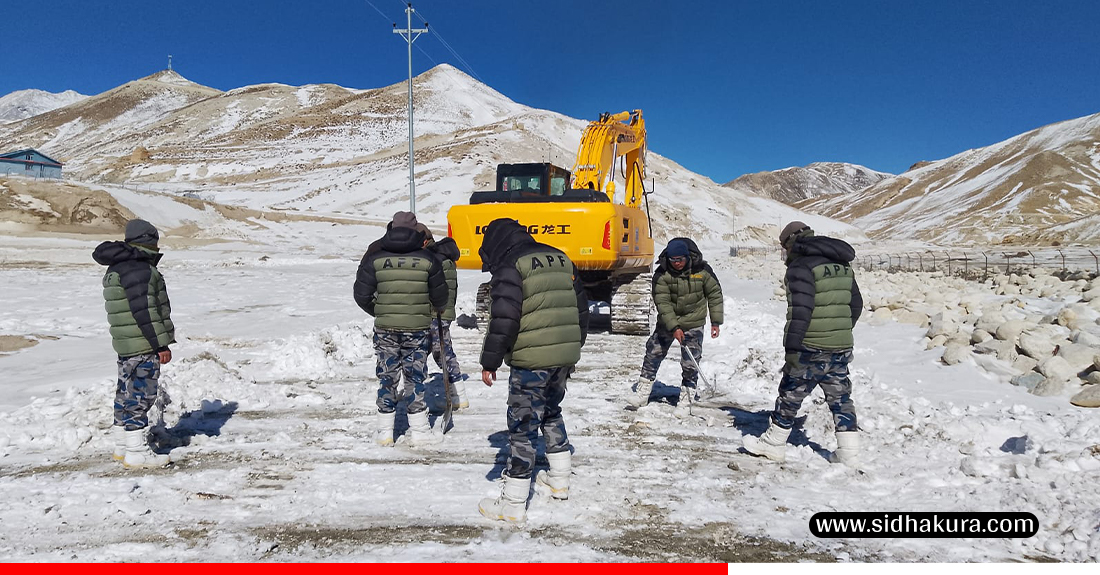 हिमपातले अवरुद्ध कोरला सडकको हिउँ पन्छ्याइँदै