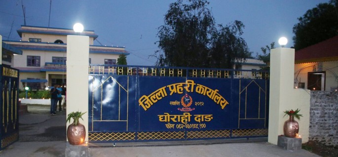 प्रहरी हिरासतमा भएका थुनुवा शौचालयबाट भागे