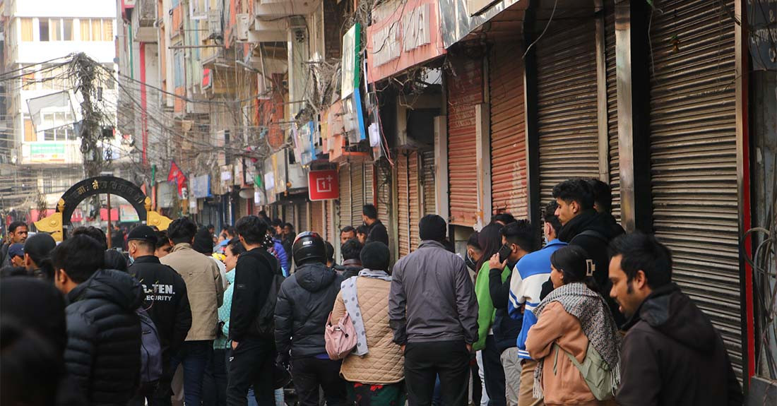 महानगरले पार्किङ हटाएपछि न्युरोडका व्यापारी सटर बन्द गरेर आन्दोलित