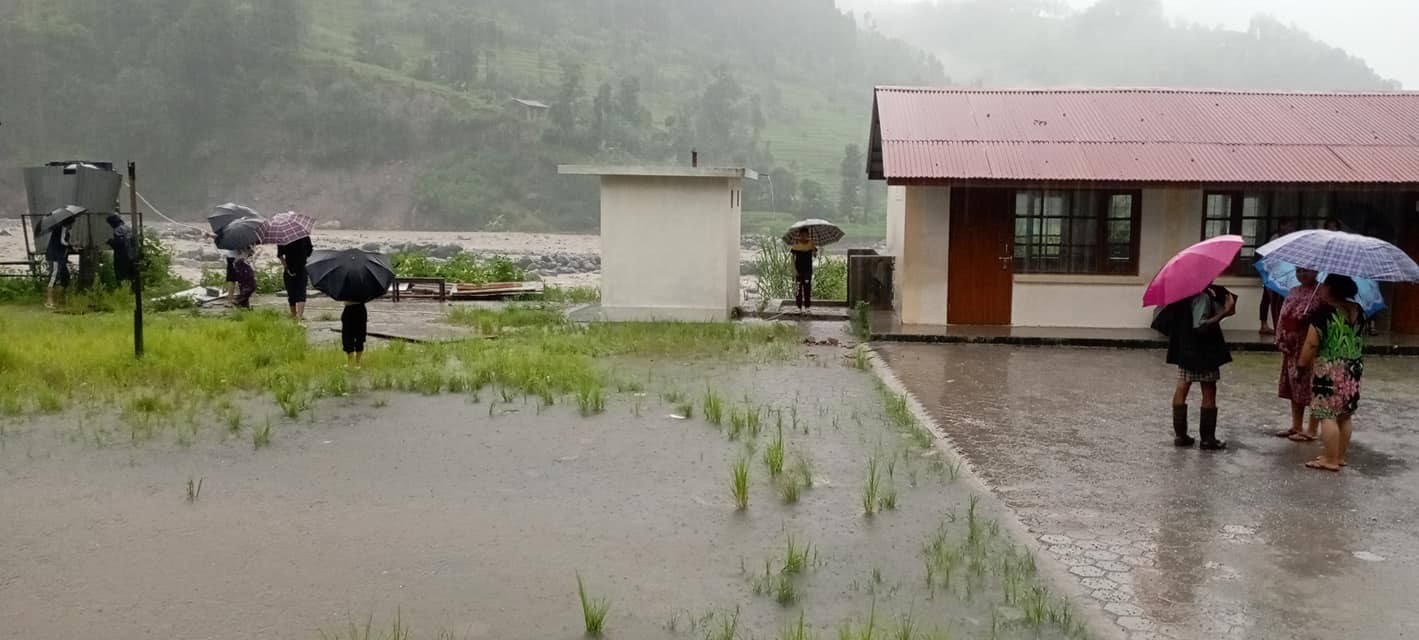 हेलम्बु मेलम्चीमा  बाढी : मेलम्ची–हेलम्बु सडक अवरुद्ध