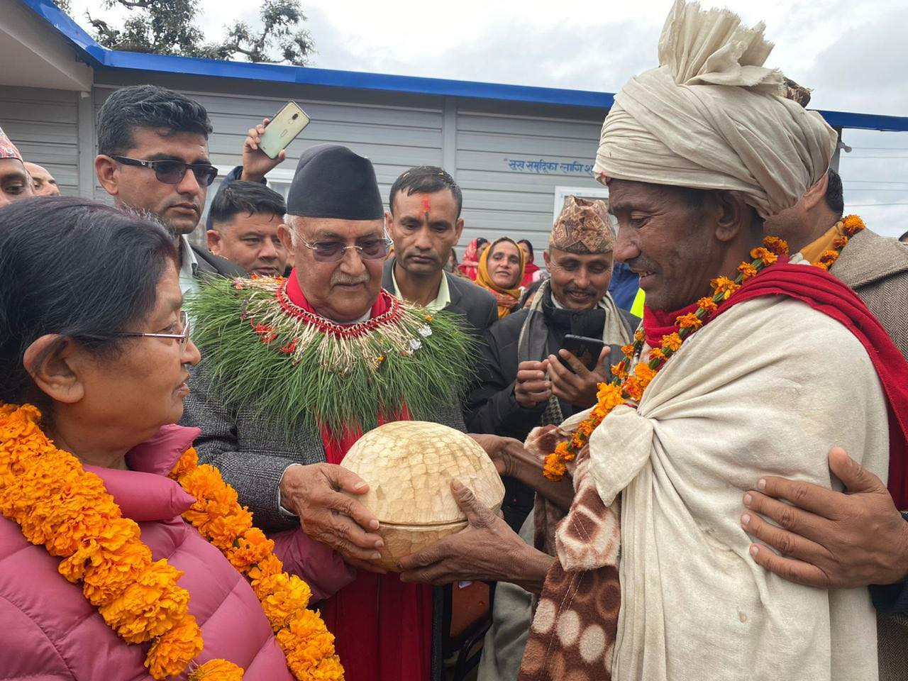 केपी शर्मा ओलीलाई राउटे मुखियाको उपहार......