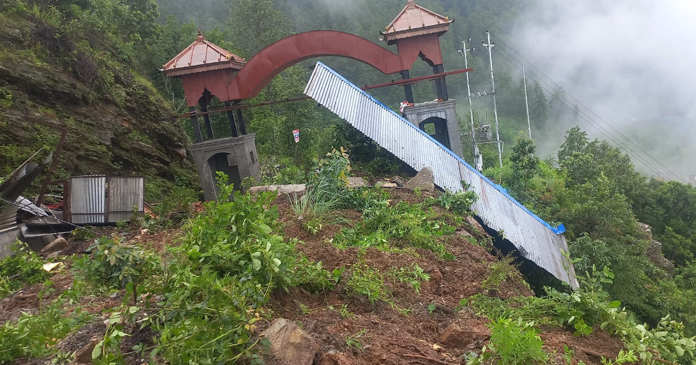 बागलुङमा पहिरोले प्रहरी चौकीकाे चारकोठे भवन पूर्ण रूपमा क्षति