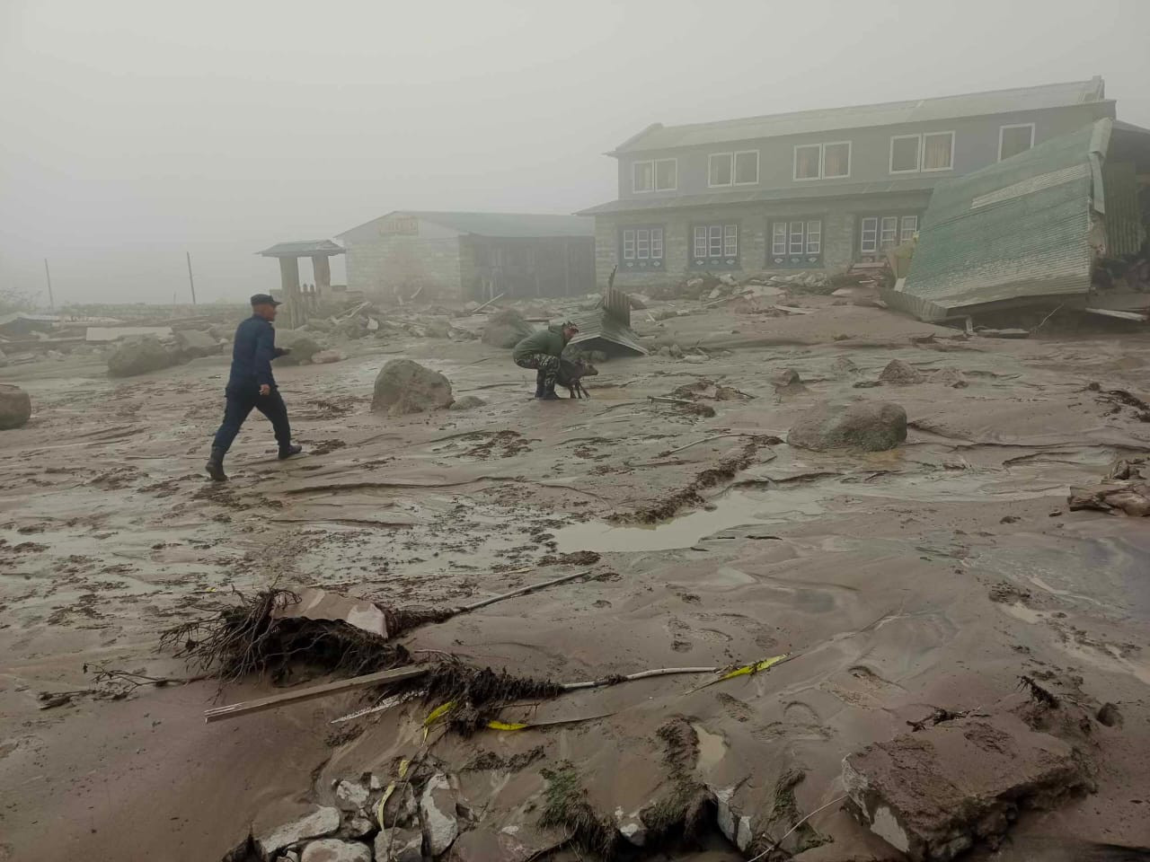 खुम्बुमा बाढीः थामे खोलाको तटीय क्षेत्रमा कटान जारी