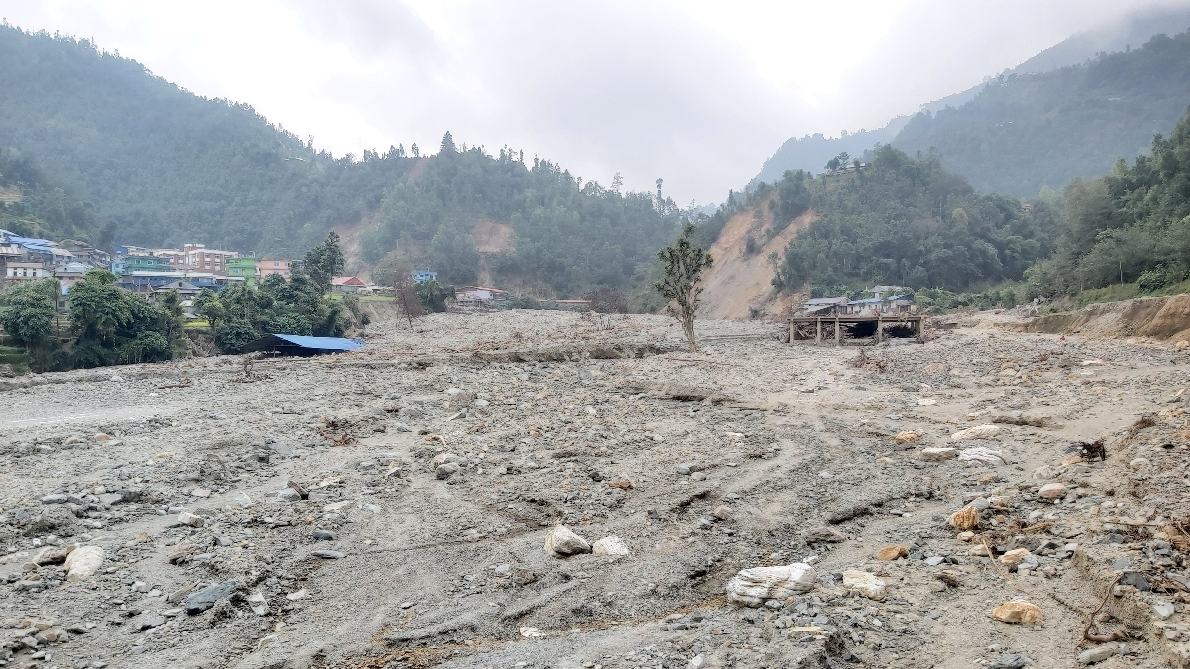 बाढीले बगर बनाएकाे गोटीखेल बजार, छ अर्बका संरचना ध्वस्त