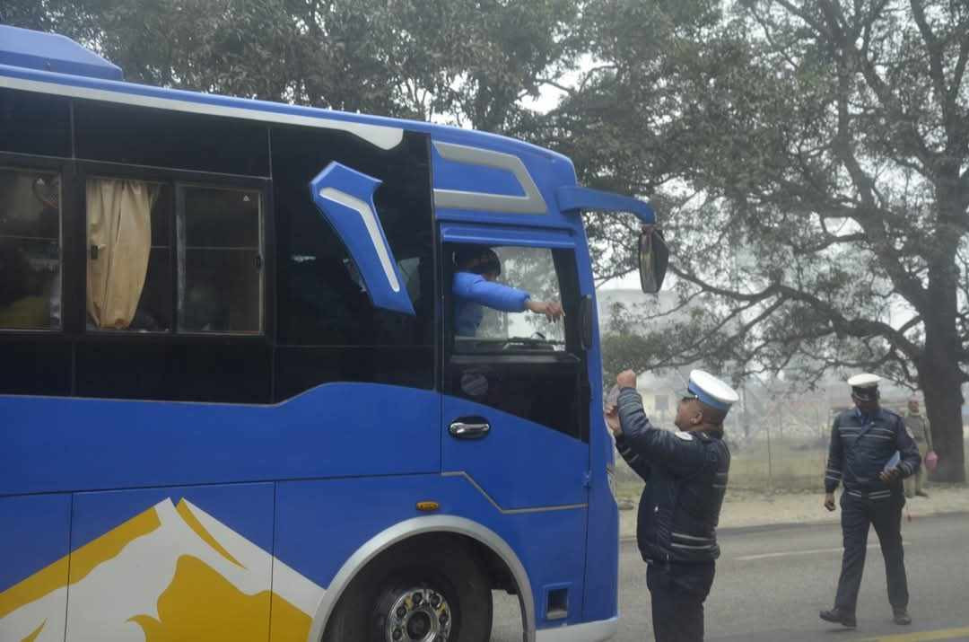 दुर्घटना न्यूनीकरण अभियान सञ्चालन गर्दै रौतहट ट्राफिक