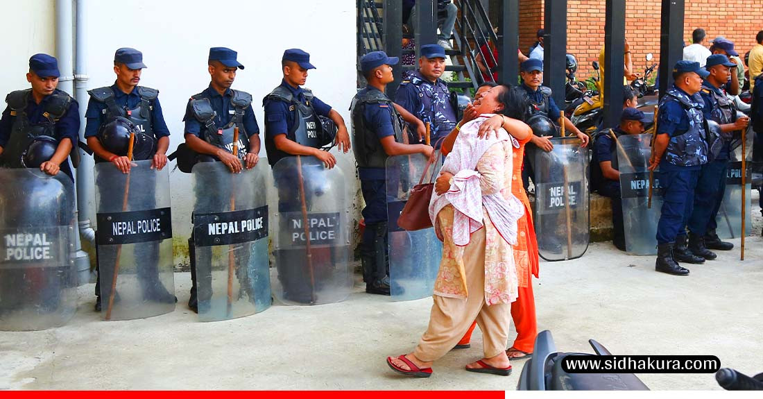 शिक्षण अस्पतालमा भावविह्वल  विमान दुर्घटनामा आफन्त गुमाएकाहरु