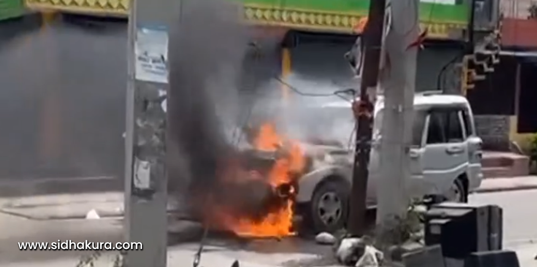 विराटनगरमा आन्दोलनरत विद्यार्थीको समूहले जलायो सरकारी गाडी