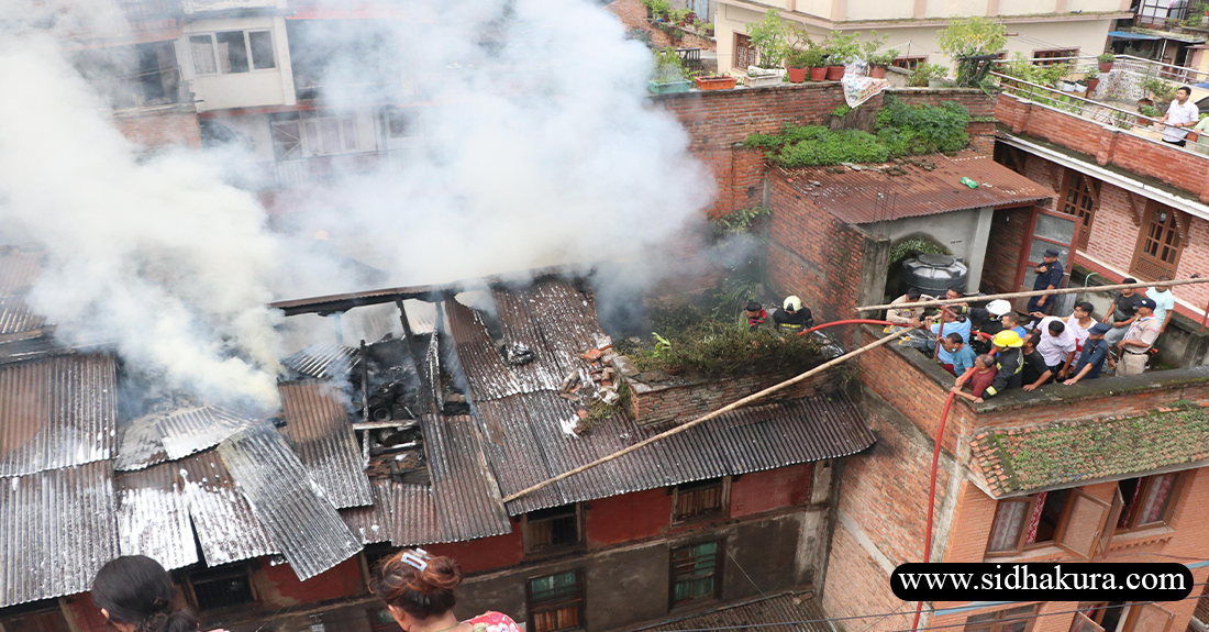 ललितपुरको बंगलामुखी मन्दिर नजिकै एक घरमा आगलागी, नियन्त्रणको प्रयास जारी (भिडियाे)