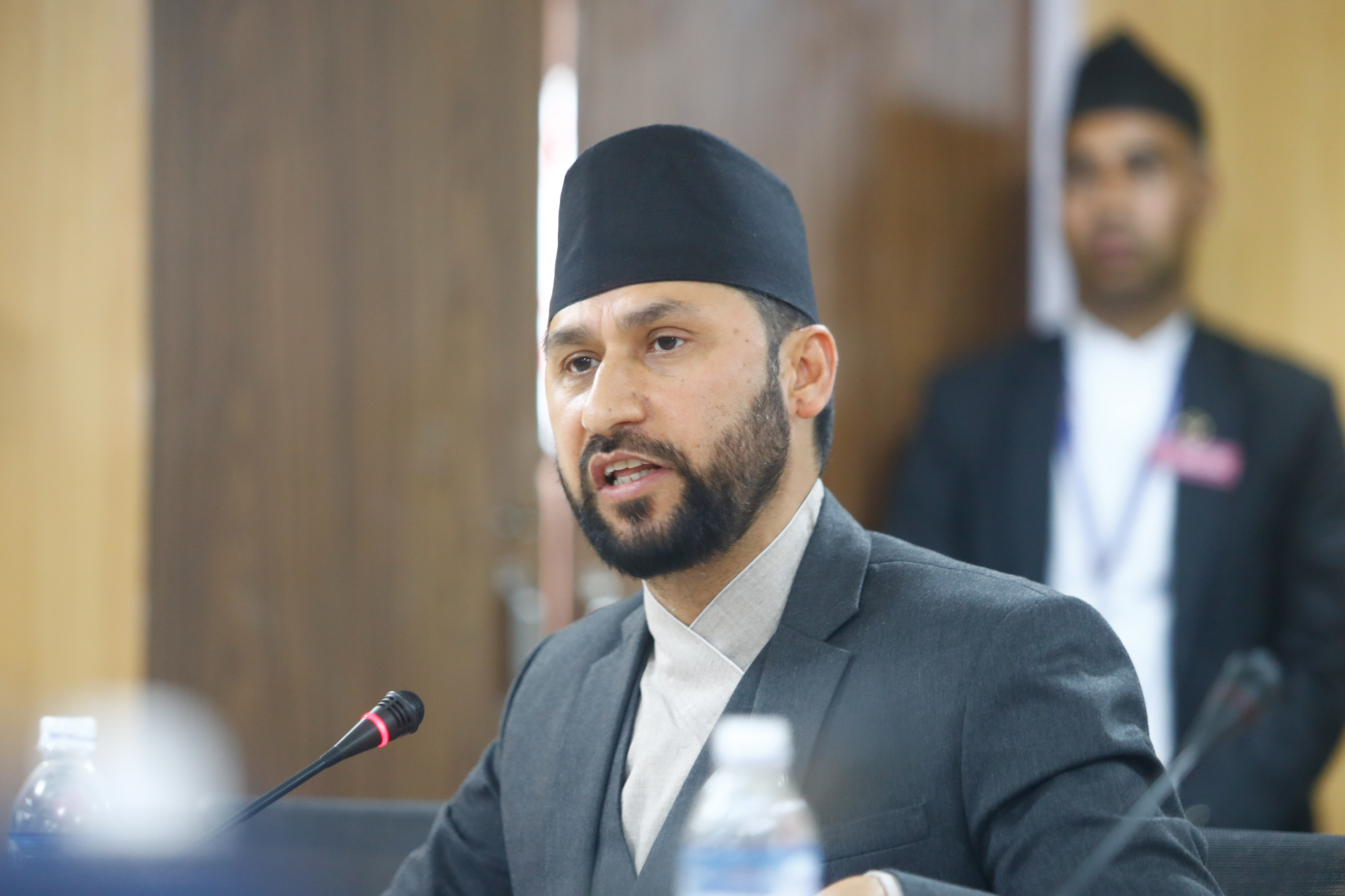 दुर्गा प्रसाईँलाई कानुन भन्दा माथि उठेर हतियार  राख्न अनुमति दिएको पाइयोः गृहमन्त्री रवि लामिछाने