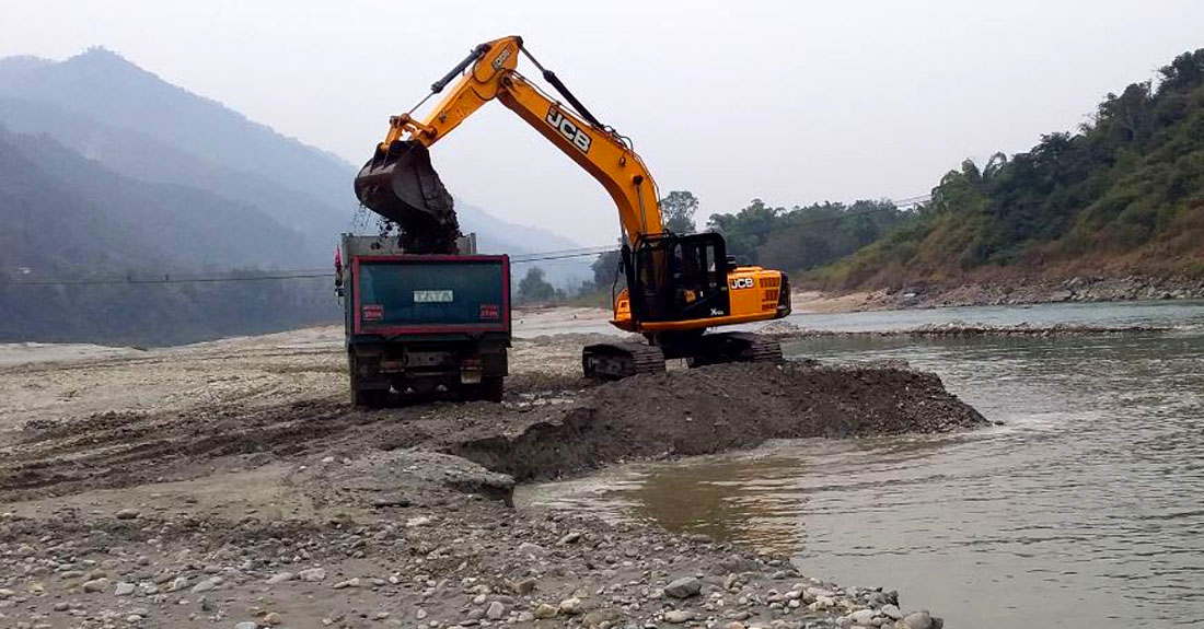 कालीगण्डकीको अवैध दोहन बढ्यो, सडकभर बालुवाको उरुङ